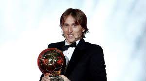 Luka modric est le ballon d'or 2018 et c'est inscrit dans le marbre. Luka Modric Wins Ballon D Or Ending 10 Year Ronaldo Messi Reign Photos Rt Sport News