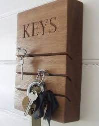 See more ideas about key holder, key, key organizer. 80 Fantastikes Idees Gia Kataskeyes Organwshs Twn Kleidiwn Sas Toftiaxa Gr Woodworking Projects Diy Wooden Key Holder Diy Woodworking