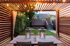 Terrassenuberdachung Aus Holzlatten Mit Lichterketten Verschonert Pergola Beleuchtung Pergola Design Terassenentwurf