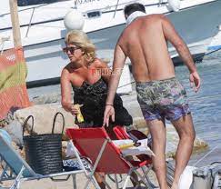 Check spelling or type a new query. Paparazzi Zhna Koytselinh Sthn Paro Mazi Me Ton Syzygo Ths Fthis Gr