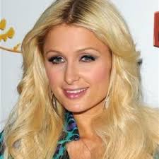 Paris Hilton duerme con una cerda