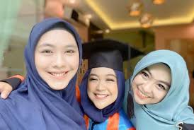 We did not find results for: Netizen Dibuat Salfok Saat Oki Setiana Dewi Unggah Foto Wisuda Ria Ricis Kumparan Com