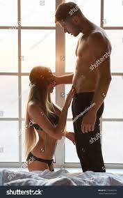 Sexy Frau kniet vor dem Mann. Stockfoto 773470159 | Shutterstock