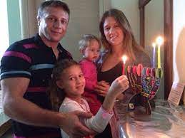 חכ יואל רזבוזוב (יש עתיד) ביקר ופגש את ראשי העמותה, בבית העלמין מנוחה נכונה בכפר סבא. ×¨××™×•×Ÿ ××™×©×™ ×•×ž×¨×'×© ×¢× ×— ×› ×™×•××œ ×¨×–×'×•×–×•×'