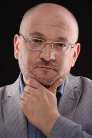 Следствие ходатайствовало о домашнем аресте, полагая, что резник может скрыться и помешать расследованию. Reznik Maksim Lvovich Zakonodatelnoe Sobranie Sankt Peterburga