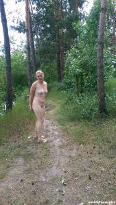 Alena nackt im Wald - Nackte Frauen Bilder
