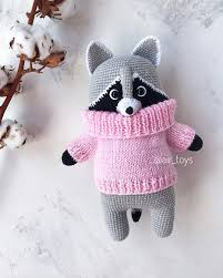 вязаные куклы спицами со схемами и описанием ручной работы Vyazanyj Enot Kryuchkom Enotik Enoty Raccoon Crochet Amigurumi Amigurumi Vyazanie Kryuchk Vyazanye Igrushki Svyazannye Kryuchkom Igrushki Milye Igrushki Kryuchkom