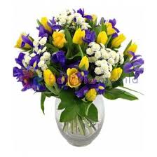 Buchet Cu Irisi Si Lalele Florarie Online Flori Iftine Florarie Bucuresti Spring Flower Bouquet Iris Bouquet Flowers