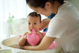 Kebiasaan dini membawa putri kecilnya yang belum genap berusia 12 bulan ke baby swim ternyata memberikan perkembangan motorik yang sangat bagus bagi sang anak. Baby Spa Perawatan Bayi Yang Menyenangkan Dan Penuh Manfaat