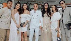 Tak hanya donna harun, kebahagiaan ini turut dirasakan putra keduanya, jeje soekarno yang merupakan anak dari pernikahan keduanya dengan putra rahmawati soekarnoputri yakni hendra. Menikah Ketiga Kalinya Ini Penampakan Suami Baru Donna Harun