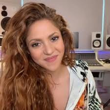 🚨 🥂 ستكون شاكيرا جزءًا من برنامج رأس السنة الجديدة الخاص بإذاعة وتلفزيون  إسبانيا (RTVE)، مع أداء مسجل مباشرة من أحد عروضها UP Close & Personal.