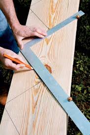 Gartentreppe Aus Holz Selber Bauen Anleitung Treppenwangen Bleistift Holzbrett Markieren Holztreppe Selber Bauen Gartentreppe Selber Bauen Anleitung