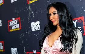 Snooki now only chugs wine or vodka seltzers. Nicole Snooki Polizzi S Husband Jionni Was Nervous And Scared About Jersey Shore Reunion Exclusive