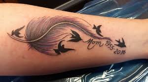 A Tattoo In Memory If My Mom Who Left This World Far Too Soon The 5 Birds Represent Our Family The One At The Tip Angel Wings Tattoo Mom Tattoos Wings Tattoo
