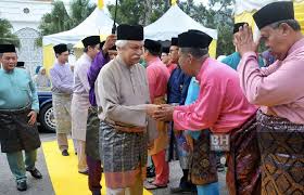 لو تمكنتم من إحالة الجبال سهولاً، والسماء أرضاً، والأرض سماءً. Tuanku Muhriz Solat Sunat Aidilfitri Bersama 2 000 Jemaah Wilayah Berita Harian