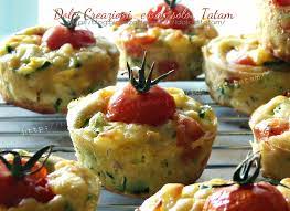 Potete davvero sbizzarrirvi in base ai vostri gusti,infatti ci sono vari tipi, da quelli alle verdure, fino a qualcuno piu' particolare, come radicchio e gorgonzola o wurstel e patatine…… Muffin Alle Verdure Ricetta Veloce Antipasto Vegetariano