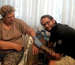 Tetovator, ki moli pred vsakim risanjem tatuja in odklanja tetoviranje  podobe hudiča