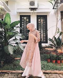 Touch device users can explore by touch or with swipe gestures. 4 Inspirasi Dress Hijab Brokat Paling Anggun Untuk Lebaran 2020 Semua Halaman Cewekbanget