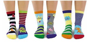 Due calzini diversi, una foto condivisa in rete per dire che essere diversi è come essere normali: Il 7 Febbraio E Il Giorno Buono Per Indossare Calzini Spaiati Fremondoweb