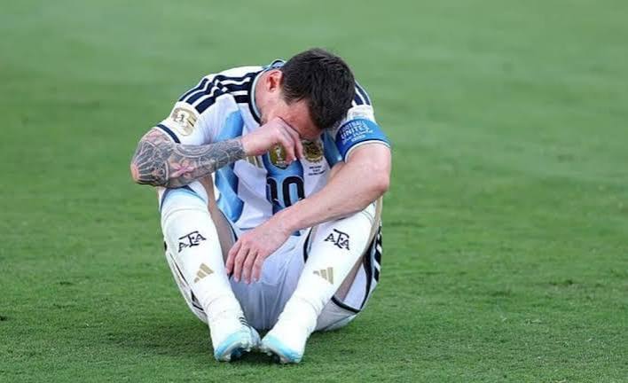 Lionel Messi rơi nước mắt, đi vào lịch sử trong ngày buồn của Argentina | Báo Dân trí