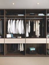 Les Facades De Tiroirs Rythment La Structure Du Dressing Et Dissimulent D Astucieux Rangements Comme Ici L Armoire Rangement Rangement Solutions De Rangement