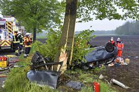 September 2021, gegen 14 uhr auf der b136 richtung münzkirchen. Todlicher Unfall Familienvater Prallt Gegen Baum Und Stirbt Seevetal Aktuell De