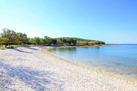 Es ist einer der größten offiziellen fkk strände kroatiens und gehört unter naturisten zu den klassikern. Top 10 Schonsten Strande In Rovinj Placesofjuma