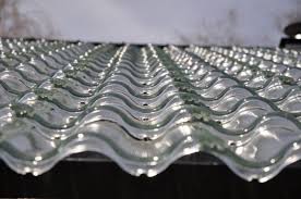Die Solarziegel Von Tesla Sind Auf Dem Markt Sie Kosten Weniger Als Ein Normales Dach Und Haben Eine Unbegrenzte Garantie Video Sonnenkollektor Dachziegel Solardachziegel
