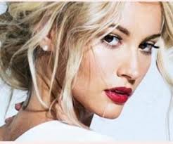 Appliquez votre rouge à lèvres en partant du cœur des lèvres. 20 Superbes Inspirations Make Up Pour Les Blondes Aux Yeux Marrons