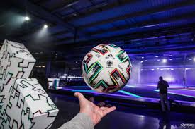 C'est zinedine zidane, champion du monde 1998 et d'europe 2000, qui l'a dévoilé ce jeudi sur son compte instagram. Adidas Presente Uniforia Le Ballon Officiel De L Euro 2020