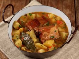 Tocana de cartofi cu carne de porc. Tocanita De Cartofi Cu Costite Afumate