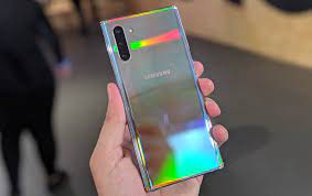 Un tout petit peu plus petit que les galaxy note 9 et galaxy s10 plus de 6,4 pouces sur le papier. Samsung Lance Les Galaxy Note 10 Et Note 10 Caracteristiques Prix Et Date De Sortie