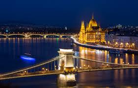 Een heel fijne citytrip met een boeiend en gevarieerd programma. Foto Boedapest Hongarije Brug Nacht Rivier Kerstverlichting