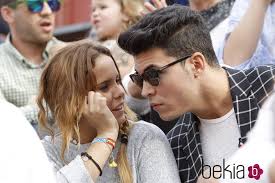 Gloria Camila y Kiko Jiménez charlan en la vuelta a los ruedos de José Ortega Cano - José Ortega Cano vuelve a los ruedos apoyado por su familia - Foto en Bekia Actualidad