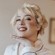 Sara Sutter's Instagram, Twitter & Facebook