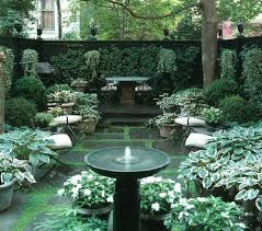 Southern Courtyard Ideas Crunchy Gravel And Stone Laid Paths Boxwoods Water Splashing Fountains For Courtyard Gardens Design Townhouse Garden Urban Garden