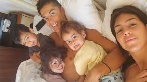 Mit seiner leistung auf dem rasen, aber auch mit seiner kinderschar sorgt weltfussballer cristiano ronaldo immer wieder für schlagzeilen. Exclusiv Cristiano Ronaldo His Private Life At Corona Time Promiwood