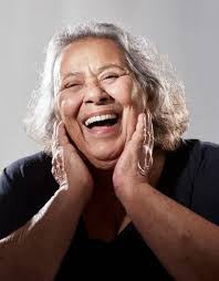 Faleceu hoje a atriz mineira Teuda Bara, uma das fundadoras do Grupo Galpão  de teatro. Com 84 anos, ela sofreu uma septicemia com falência múltipla dos  órgãos. Além da carreira dedicada ao