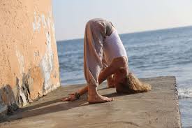 We offer a range of yoga & wellbeing workshops to suit all levels of practice. Yoga Marbella Hem