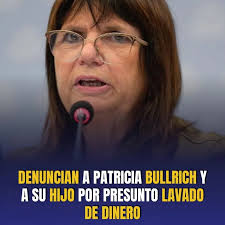 Perla Roque, hermana de un joven que supuestamente se lanzó al mar, publicó  que su pariente llevaba meses desempleado y que sufría el acoso de  entidades bancarias por deudas pendientes, lo cual