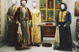 Βραβεύτηκαν για την προσφορά τους στον πολιτισμό. Ek8emata Paradosiakwn Foresiwn Sto Moyseio Mpenakh Politistikos Syllogos Gastoynhs Perixwrwn H Arxaia Hlis