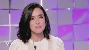 She is an actress, known for saturn in opposition (2007), bianco e nero (2008) and la scelta (2015). Ambra Angiolini Eta Carriera Figli Renga Allegri Chi E Newsby