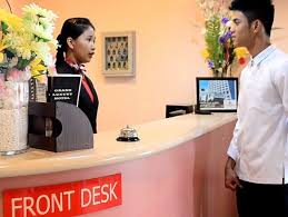 Resepsionis adalah seseorang yang duduk di meja paling depan suatu perusahaan / organisasi dan memiliki tanggung jawab untuk melakukan berbagai tugas administratif, termasuk menyapa klien, menjawab telepon, memberikan informasi kepada publik dan pelanggan, serta menghubungkan panggilan telepon dari luar ke dalam kantor. Tugas Front Office Di Berbagai Bidang Dan Perusahaan Lengkap