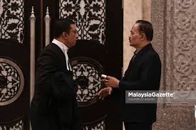 Polisi menangkapnya dengan tuduhan penghasutan dan sedang menyelidiki apakah ada orang dibayar untuk mendapatkan gelar palsu itu. Raja Noor Jan Shah Raja Tuah Archives Malaysiagazette