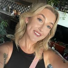 Avery Russell's Instagram, Twitter & Facebook