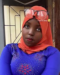 Sehemu ya sita (6) Natasha alikasirika na kusimama na kutaka kutoka eneo  hilo alilokuepo ili kuepukana na shari Za boss wake lakin kabla hajafanya  hivo waandishi wa habari Za udaku walihamishia kamera