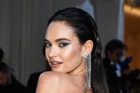 Stars et coloration : Lily James en brune