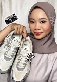 Raisa List Gold: Nyaman dipakai, eye-catching buat dilihat! 💯 Sepatu ini  paling bisa diandalkan buat daily tapi gak mau kelihatan biasa aja.  Sentuhan gold-nya manis banget, bikin kakimu jadi fokus ...