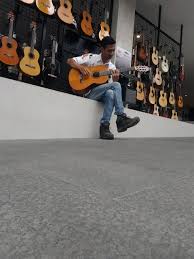 Alat musik yang dimainkan dengan menggunakan listrik disebut… a. Mengisi Kegabutan Covid 19 Arts Quiz Quizizz