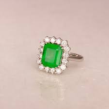 Gli anelli diamanti sono il simbolo di un momento importante della vostra vita, un oggetto che come pochi altri significa amore e che vi può unire per l'intera esistenza. Anello Solitario Con Smeraldo E Diamanti Forma Quadrata